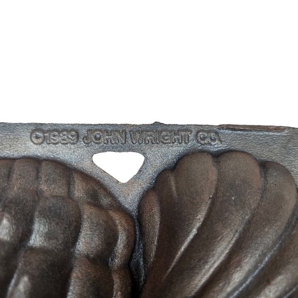 Vintage John Wright Cast Iron Seashell Pan Mold Muffin Cornbread Baking Dish - Picture 5 of 7